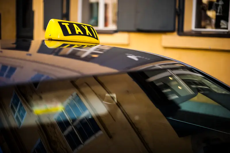 zbliżenie na dach taksówki