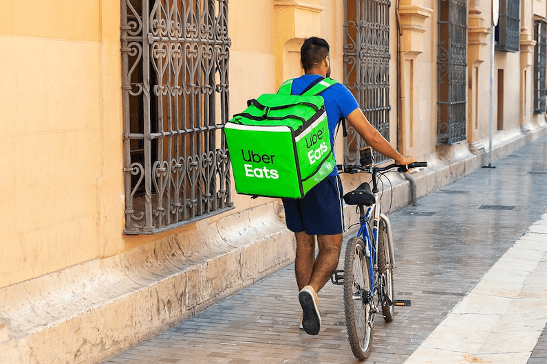 Torba Uber Eats — skąd ją wziąć i jak dostarczać jedzenie?