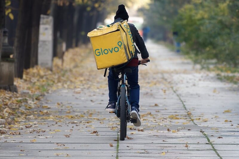 kurier glovo na rowerze