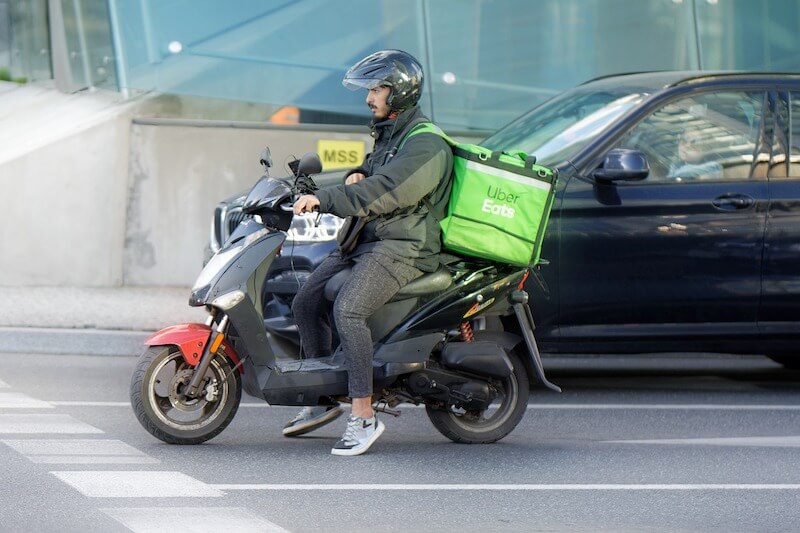 kurier uber eats na skuterze