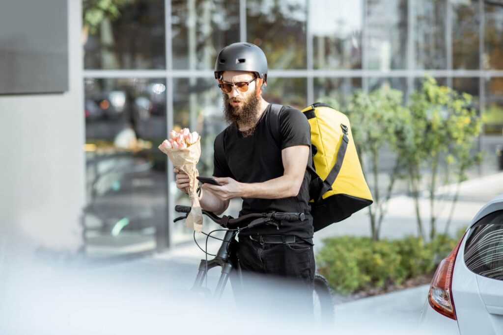 kurier rowerowy sprawdzający adres dostawy